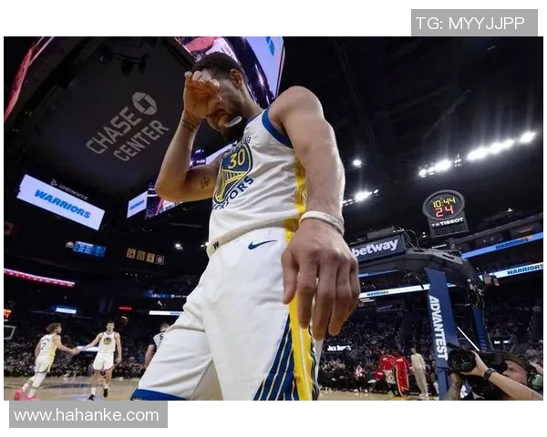 库里在赛场上巧妙戏耍詹姆斯展现篮球天赋与智慧的精彩瞬间